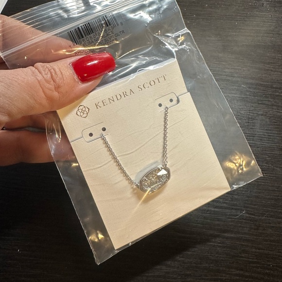 NWT KENDRA SCOTT Elisa 2025 Silver Collector’s Edition Short Pendant Necklace - Picture 9 of 9